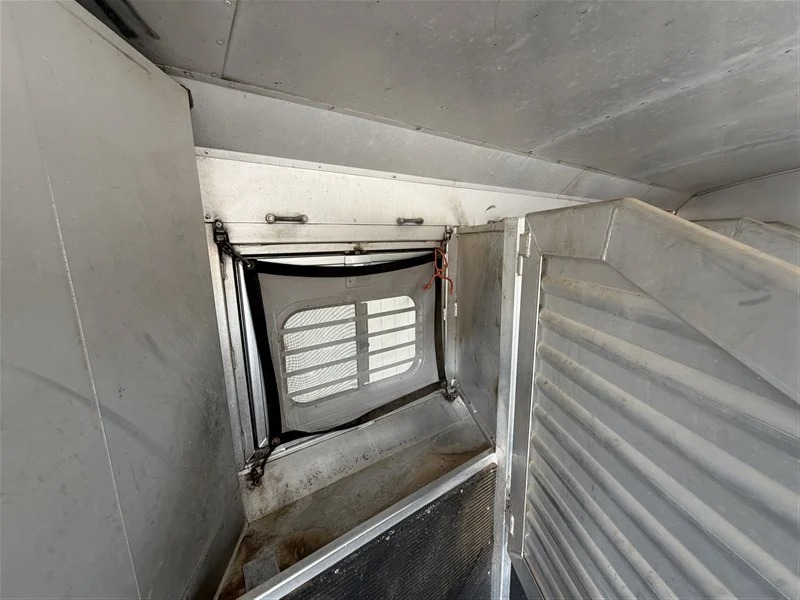2004 Elite Trailers 4 Horse 8' LQ Side Tack Living Quarters