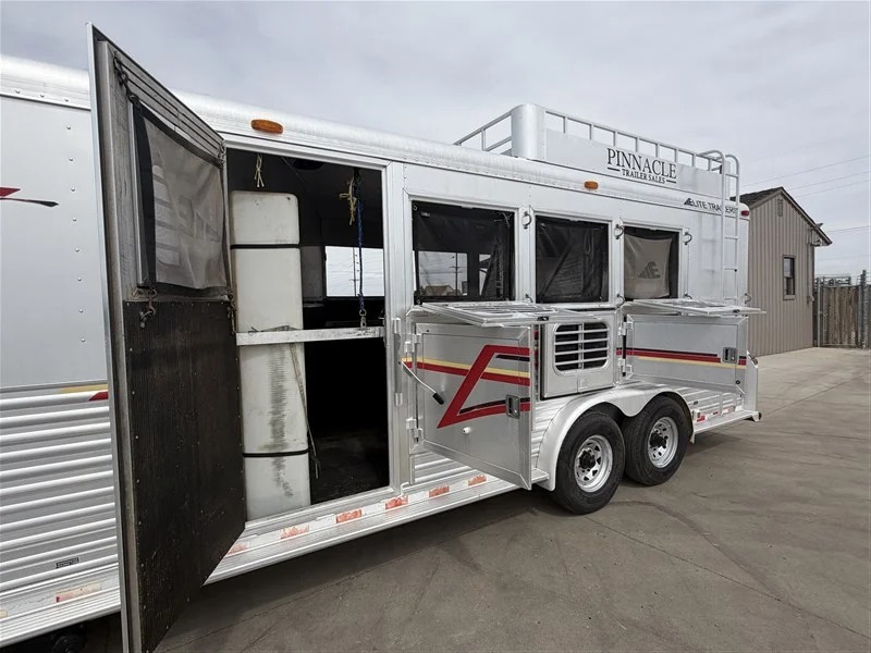 2004 Elite Trailers 4 Horse 8' LQ Side Tack Living Quarters