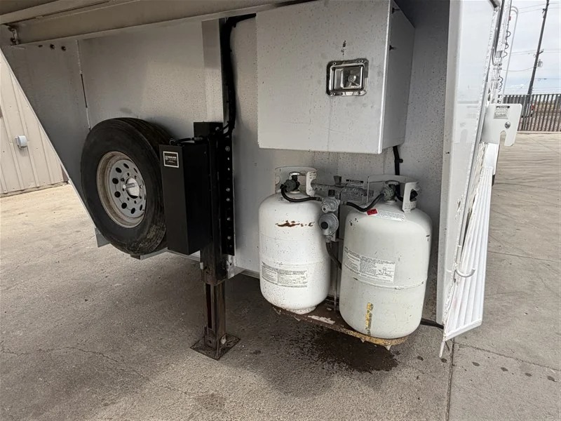 2004 Elite Trailers 4 Horse 8' LQ Side Tack Living Quarters