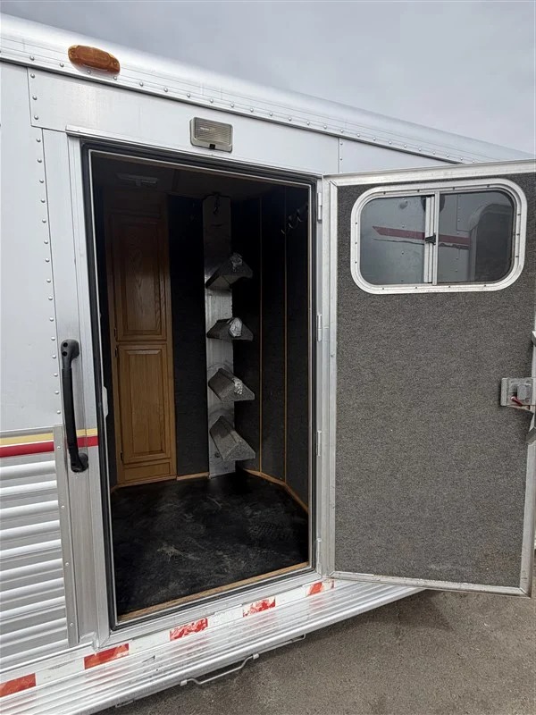 2004 Elite Trailers 4 Horse 8' LQ Side Tack Living Quarters