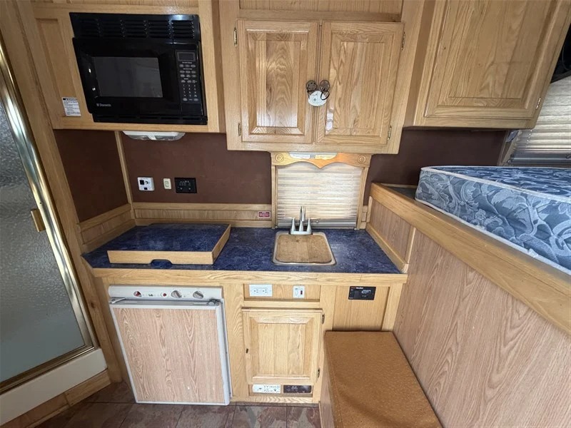 2004 Elite Trailers 4 Horse 8' LQ Side Tack Living Quarters