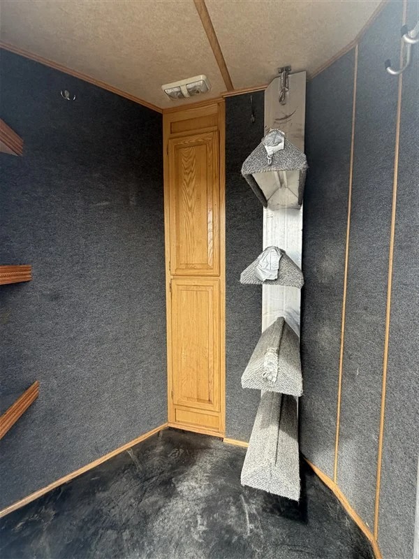 2004 Elite Trailers 4 Horse 8' LQ Side Tack Living Quarters