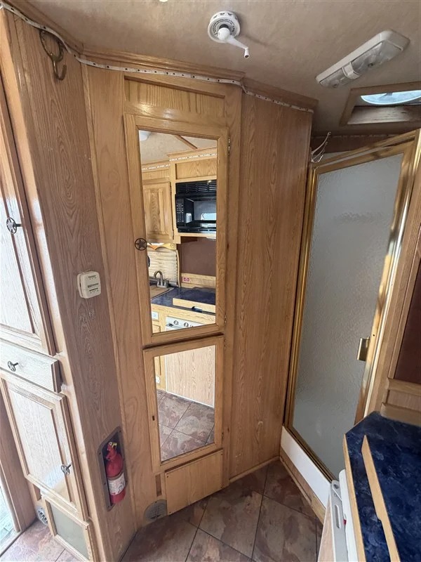 2004 Elite Trailers 4 Horse 8' LQ Side Tack Living Quarters