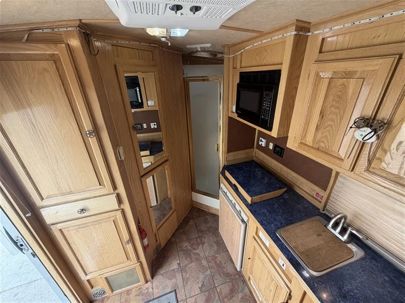 2004 Elite Trailers 4 Horse 8' LQ Side Tack Living Quarters
