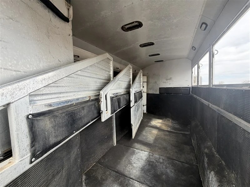 2004 Elite Trailers 4 Horse 8' LQ Side Tack Living Quarters