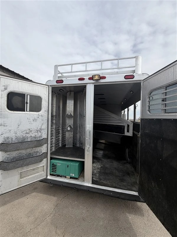 2004 Elite Trailers 4 Horse 8' LQ Side Tack Living Quarters