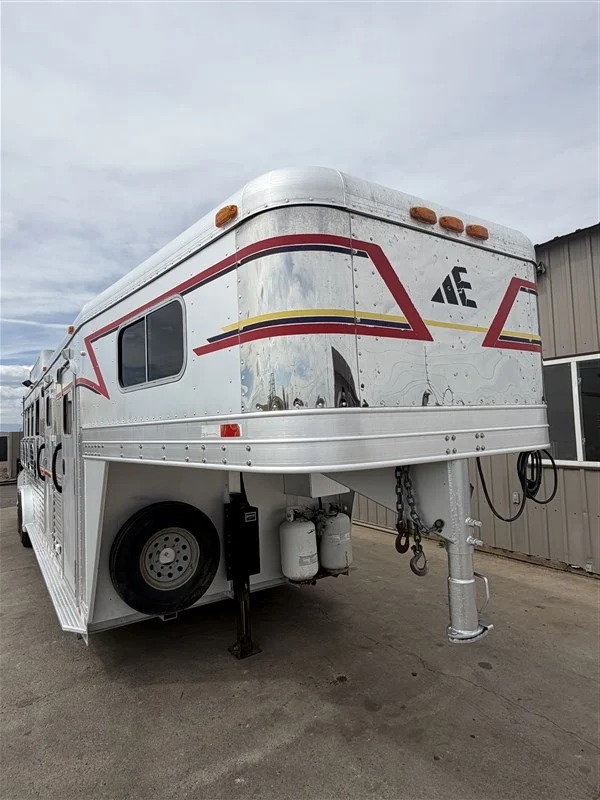 2004 Elite Trailers 4 Horse 8' LQ Side Tack Living Quarters