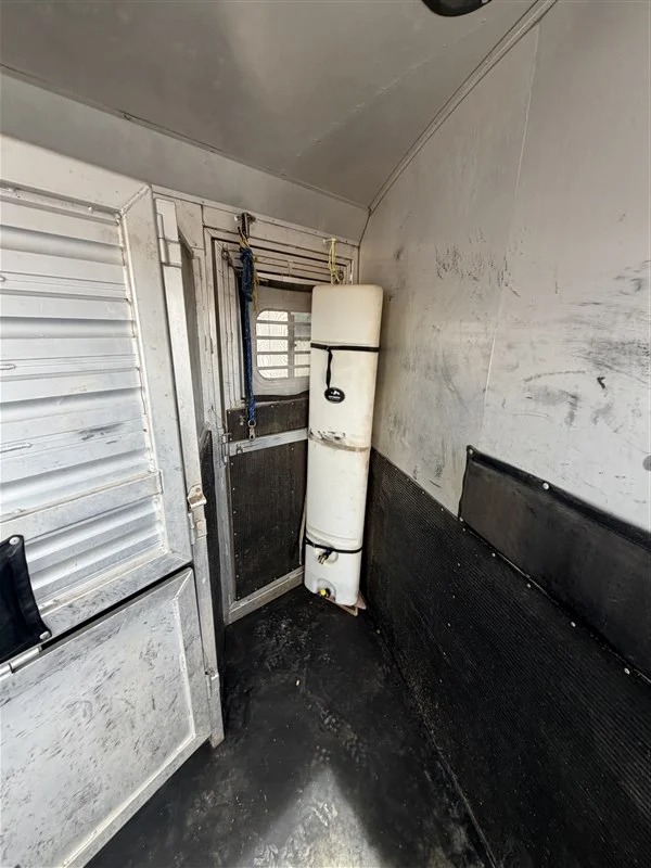 2004 Elite Trailers 4 Horse 8' LQ Side Tack Living Quarters