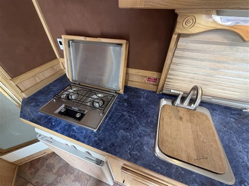 2004 Elite Trailers 4 Horse 8' LQ Side Tack Living Quarters