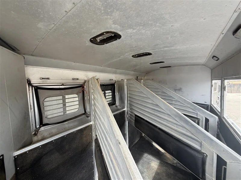 2004 Elite Trailers 4 Horse 8' LQ Side Tack Living Quarters