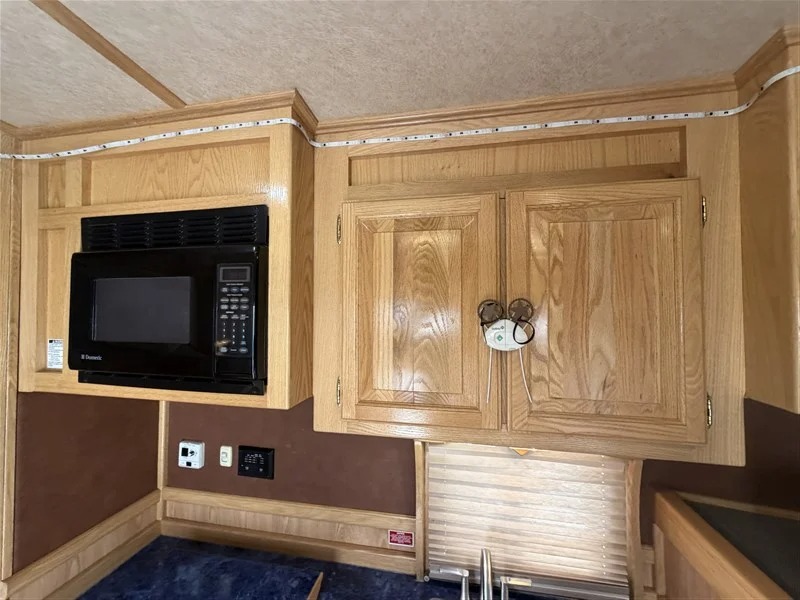 2004 Elite Trailers 4 Horse 8' LQ Side Tack Living Quarters