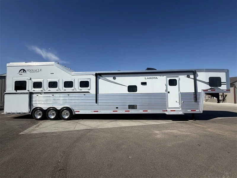 2025 Lakota 5 Horse Infinity Living Quarters