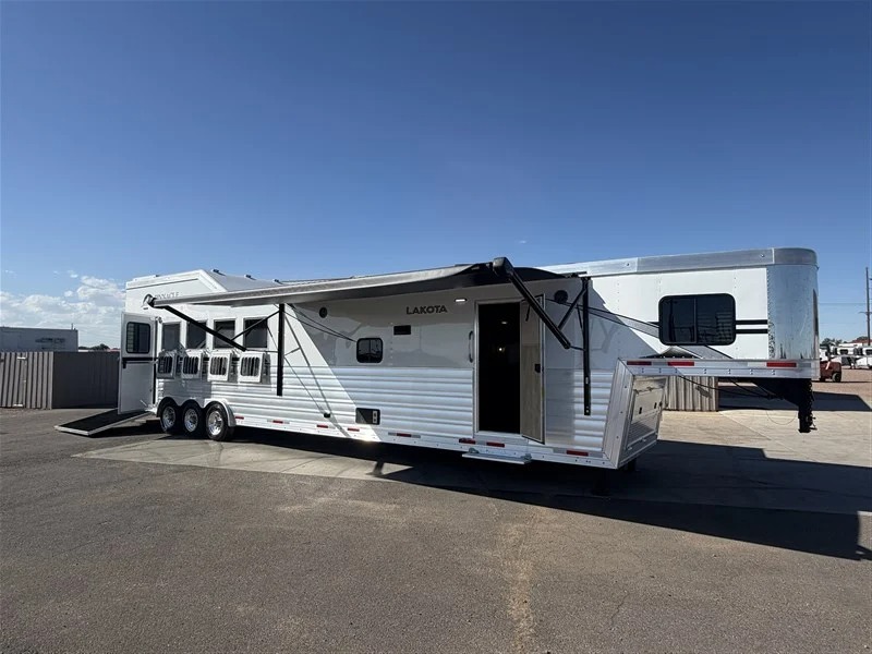 2025 Lakota 5 Horse Infinity Living Quarters