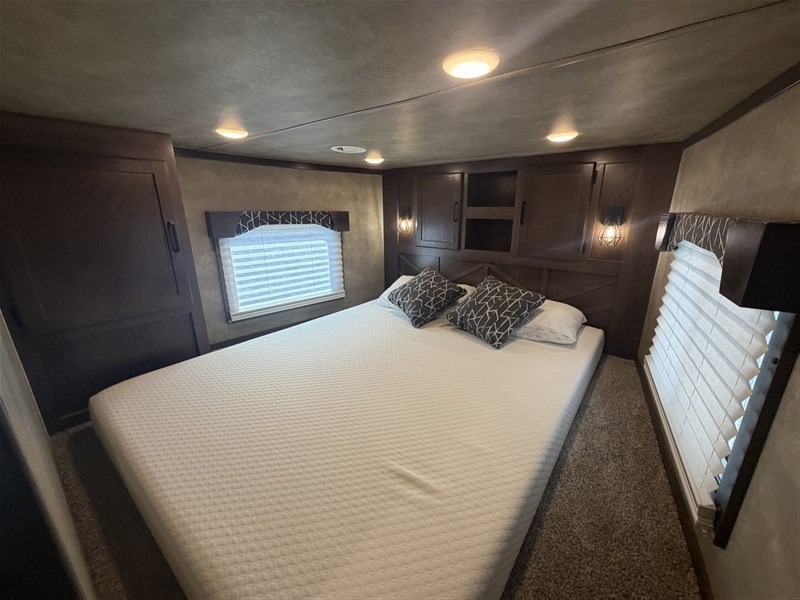 2025 Lakota 5 Horse Infinity Living Quarters