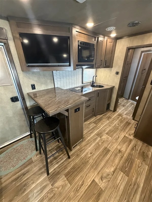 2025 Lakota 5 Horse Infinity Living Quarters