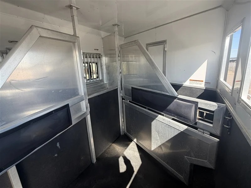 2025 Lakota 5 Horse Infinity Living Quarters