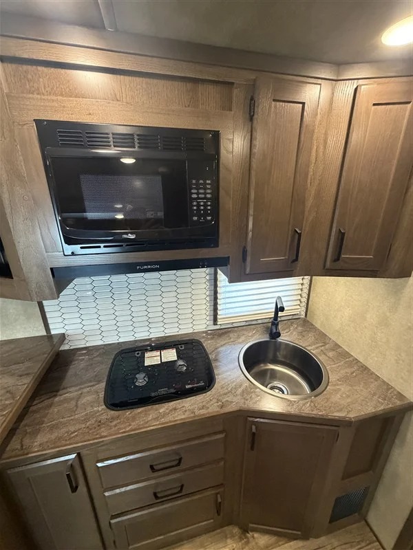 2025 Lakota 5 Horse Infinity Living Quarters