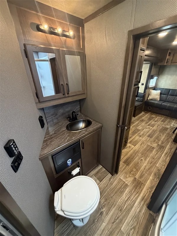 2025 Lakota 5 Horse Infinity Living Quarters