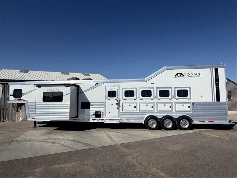 2025 Lakota 5 Horse Infinity Living Quarters