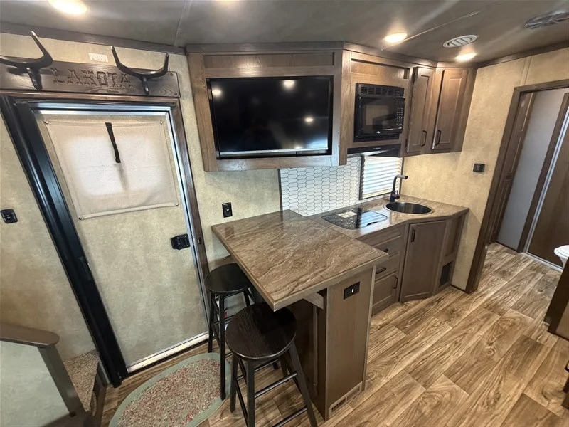 2025 Lakota 5 Horse Infinity Living Quarters