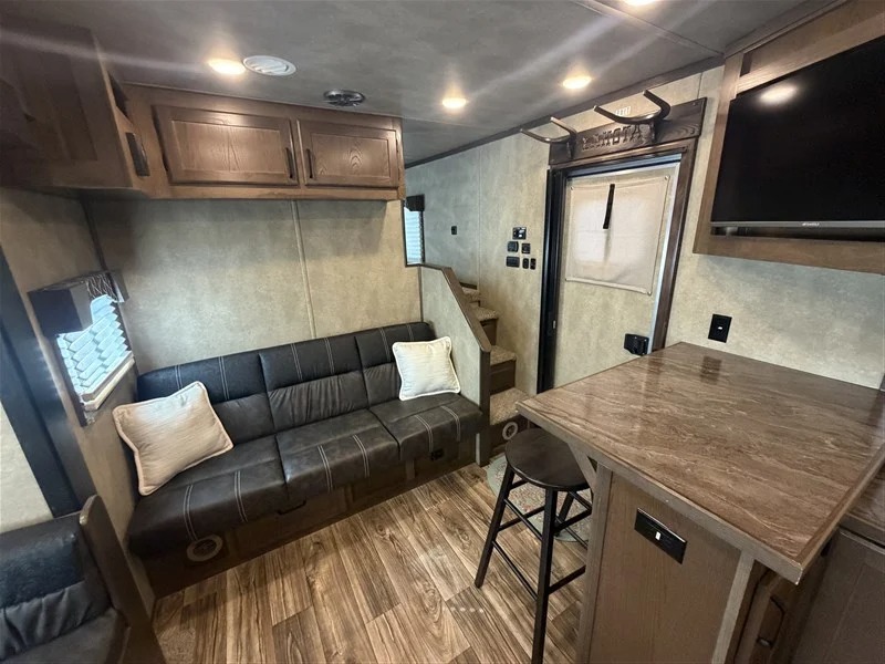 2025 Lakota 5 Horse Infinity Living Quarters