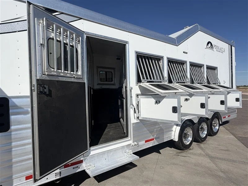 2025 Lakota 5 Horse Infinity Living Quarters