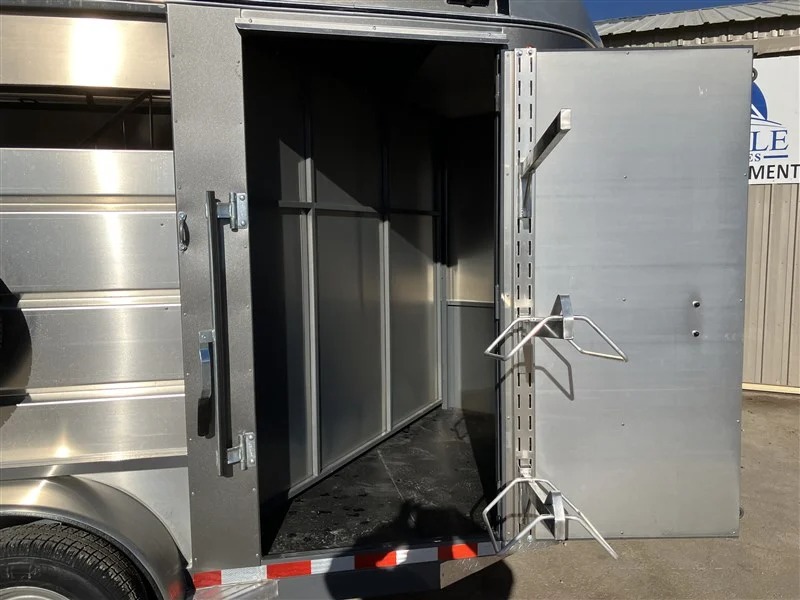 2027 Maverick 2H Slant w/Swinging Tack Wall Horse Trailers
