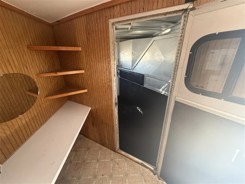2000 4 Star Trailers 2 Horse Weekend Package Living Quarters