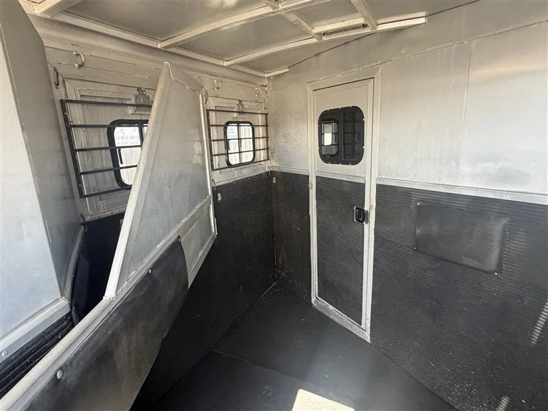 2000 4 Star Trailers 2 Horse Weekend Package Living Quarters