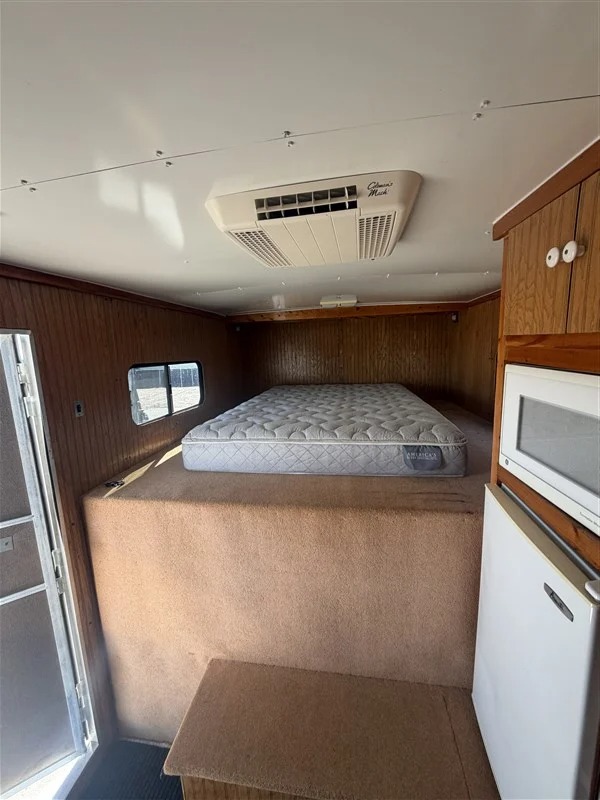 2000 4 Star Trailers 2 Horse Weekend Package Living Quarters
