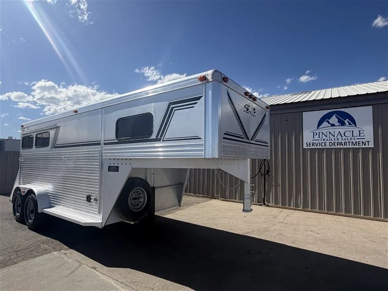 2000 4 Star Trailers 2 Horse Weekend Package Living Quarters