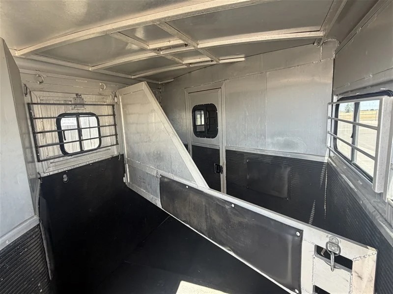 2000 4 Star Trailers 2 Horse Weekend Package Living Quarters