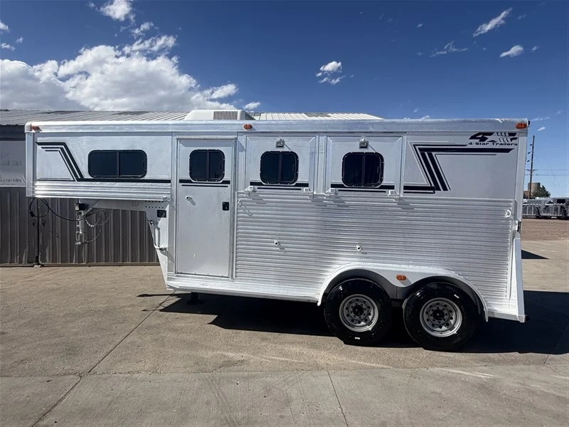 2000 4 Star Trailers 2 Horse Weekend Package Living Quarters
