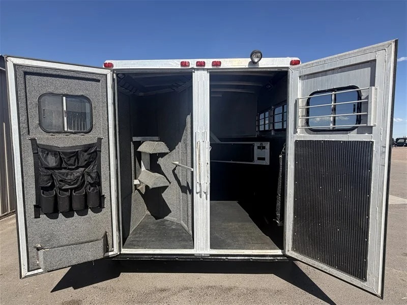 2000 4 Star Trailers 2 Horse Weekend Package Living Quarters