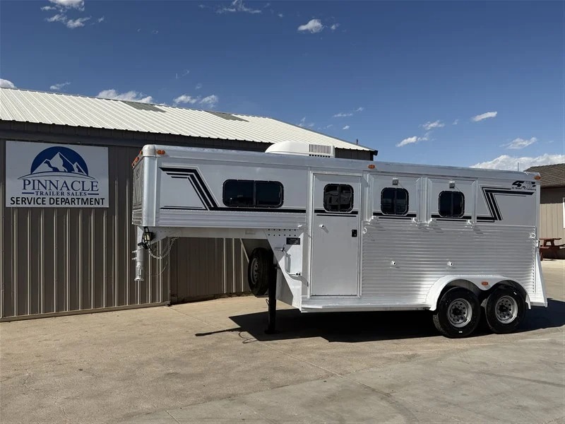 2000 4 Star Trailers 2 Horse Weekend Package Living Quarters