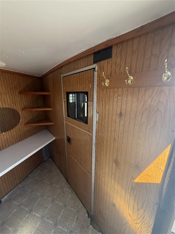 2000 4 Star Trailers 2 Horse Weekend Package Living Quarters