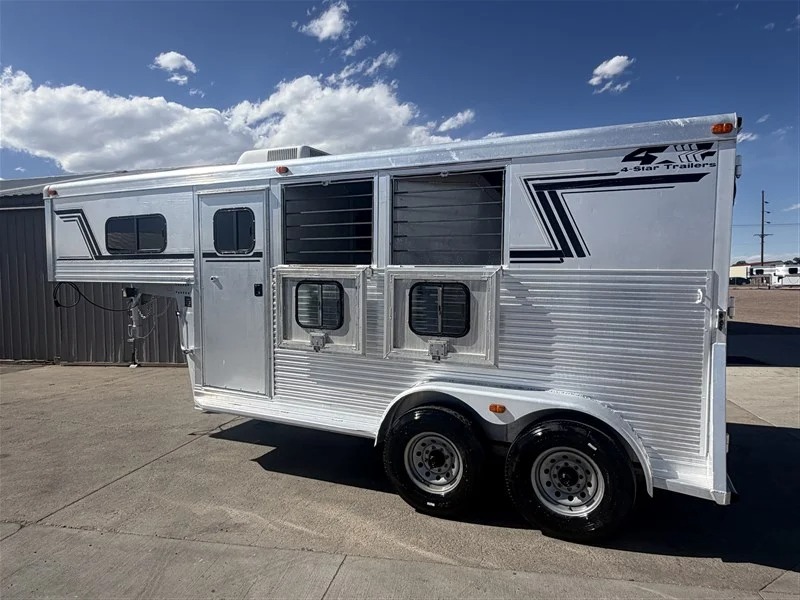 2000 4 Star Trailers 2 Horse Weekend Package Living Quarters