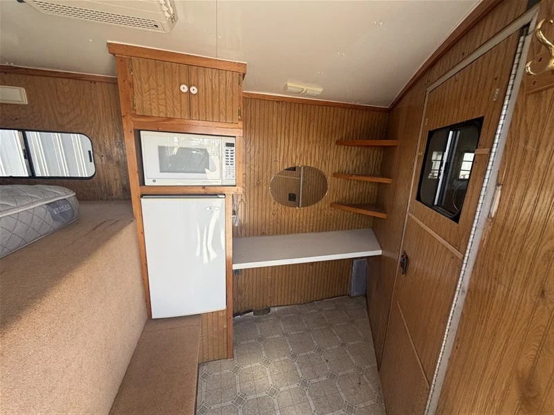 2000 4 Star Trailers 2 Horse Weekend Package Living Quarters