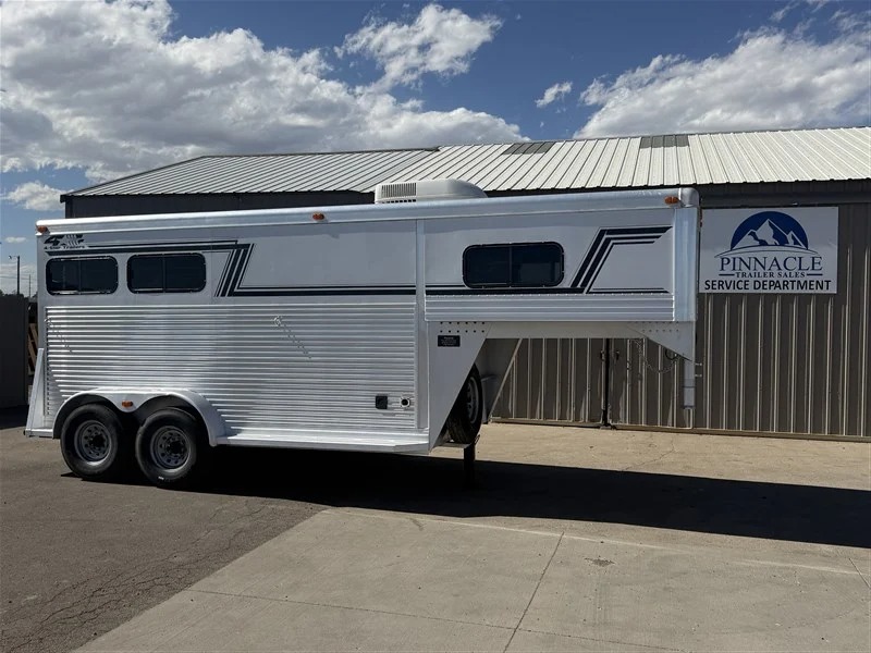 2000 4 Star Trailers 2 Horse Weekend Package Living Quarters