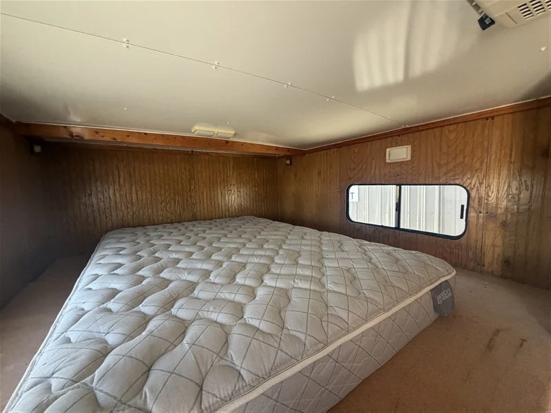 2000 4 Star Trailers 2 Horse Weekend Package Living Quarters