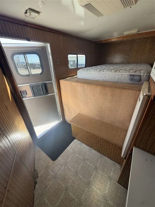 2000 4 Star Trailers 2 Horse Weekend Package Living Quarters