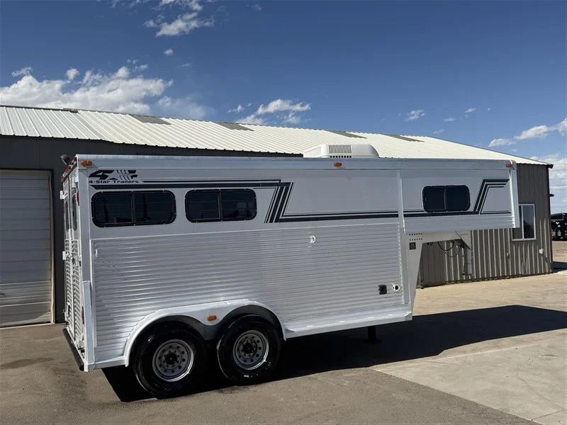 2000 4 Star Trailers 2 Horse Weekend Package Living Quarters