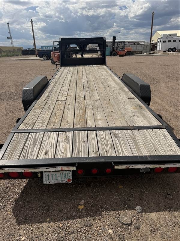 2006 PJ Trailers 24' Equipment Hauler Flatbed Trailers