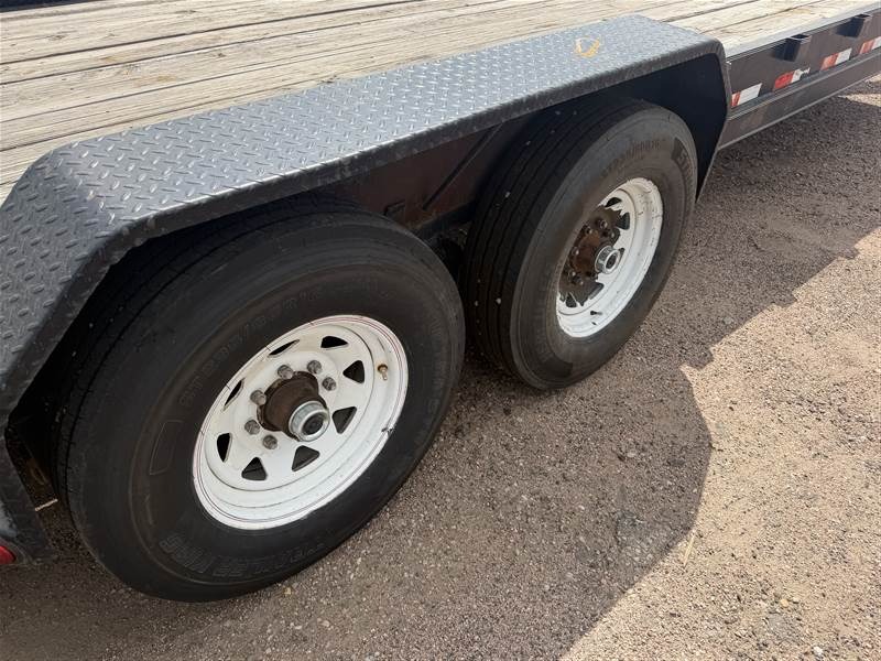 2006 PJ Trailers 24' Equipment Hauler Flatbed Trailers