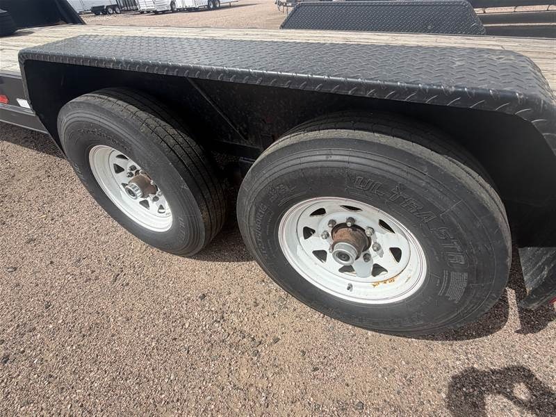2006 PJ Trailers 24' Equipment Hauler Flatbed Trailers